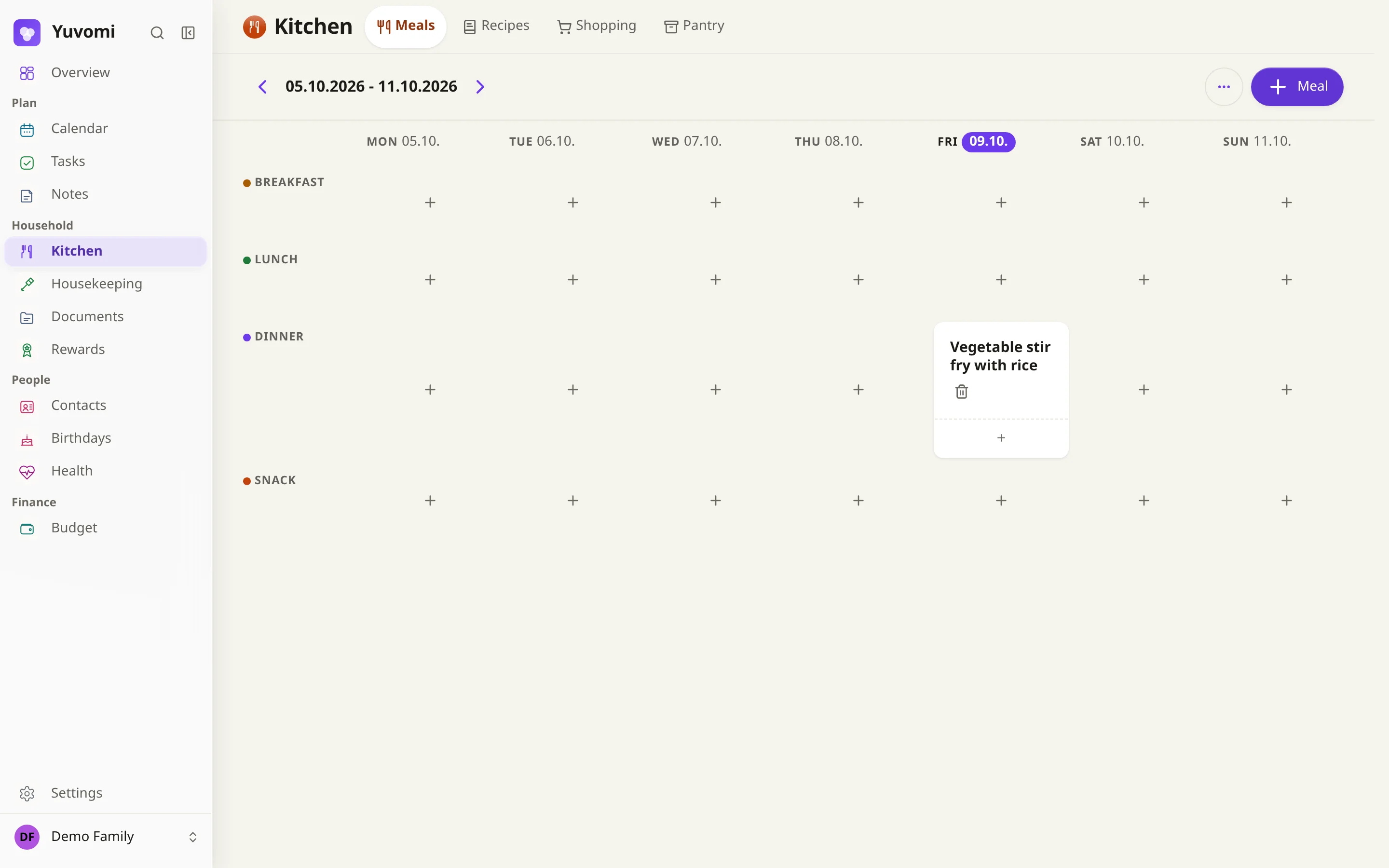 Weekly meal plan with recipes linked to the shared shopping list